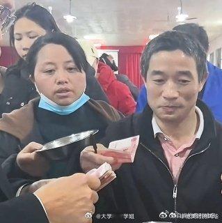 元宵节的仪式感是食堂给的  元宵时，平江辣条厂百斤汤圆送员工，“隐藏款”含百元奖