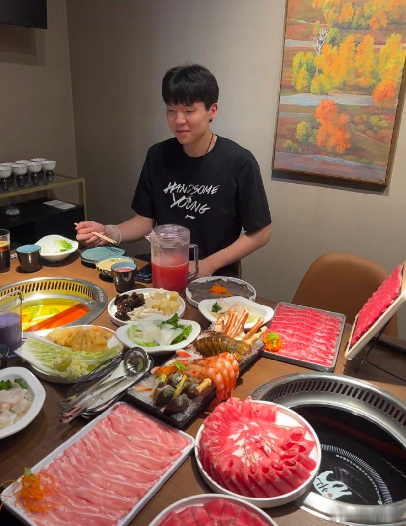 有网友在拉斯维加斯偶遇到杨瀚森吃火锅啦，一人50美元任吃，牛羊肉管够，今天又是快