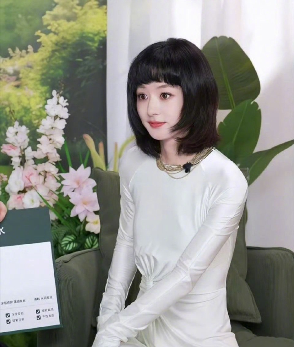 #晚安咪语##赵丽颖直播# 这不可能不是洋娃娃！状态好成这样，大眼萌妹我狠狠吻上