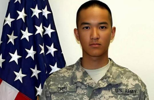 2011年，19岁的美国华裔不顾家里反对，执意加入美军，却因为洗澡忘关热水炉，被