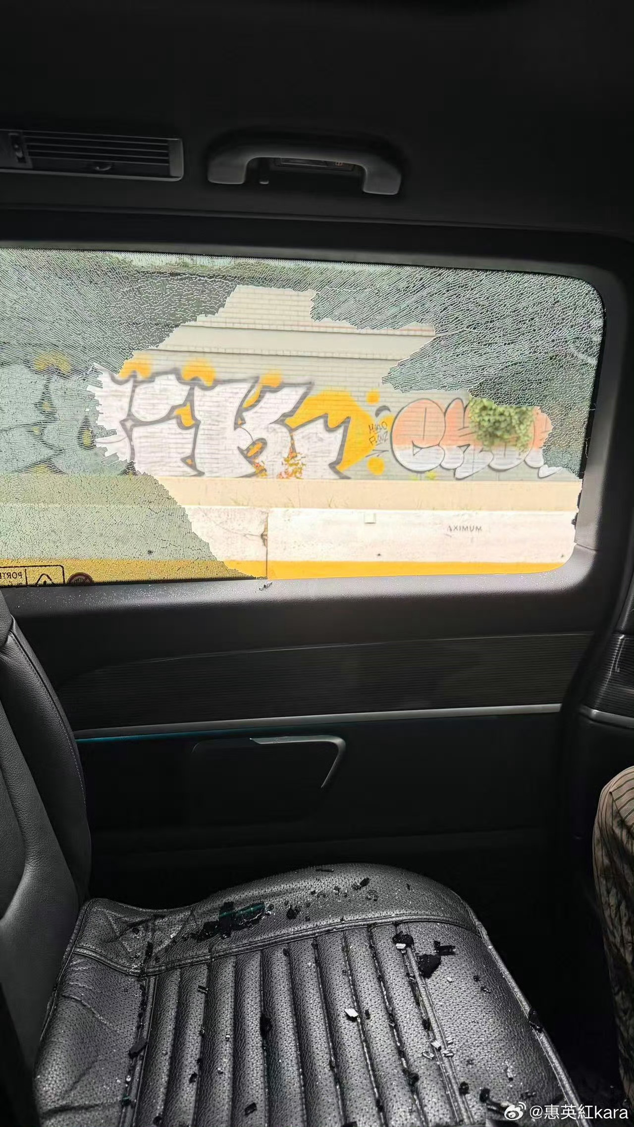 [哆啦A梦害怕]惠英红团队小伙伴在巴黎机场回市区的高速上遭遇砸车，包也被抢了。 