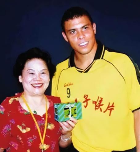 2003年，罗纳尔多来到中国，一个富婆对他说：“只要你陪我吃顿饭，我就给你30万