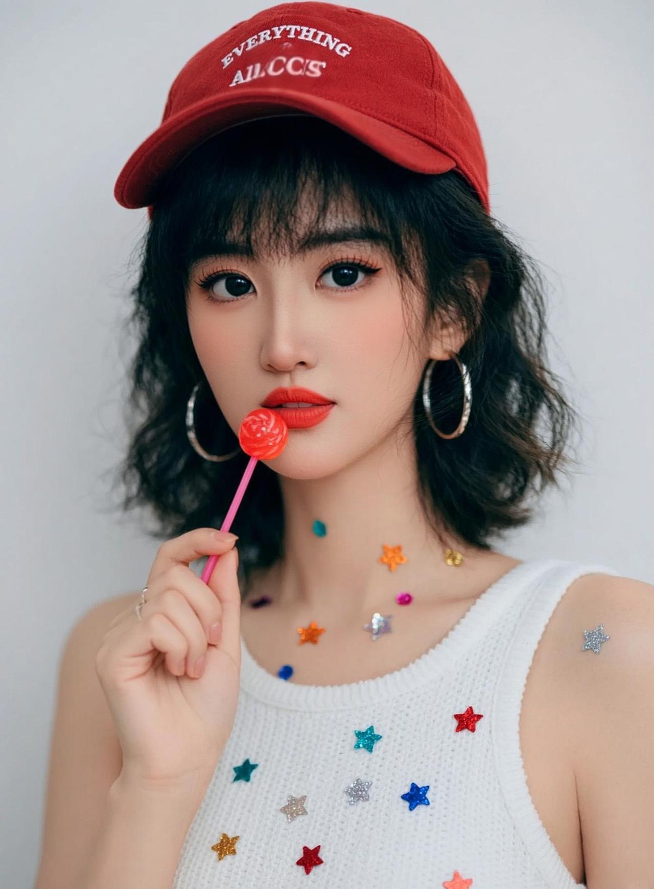 显脸小红色棒球帽自留款抖音ai创作 看过来 日常分享 新鲜出炉