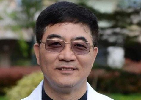 上海中山医院顶尖心内科主任葛均波，在为一位19岁的少女做心脏手术时，竟突然颤抖着