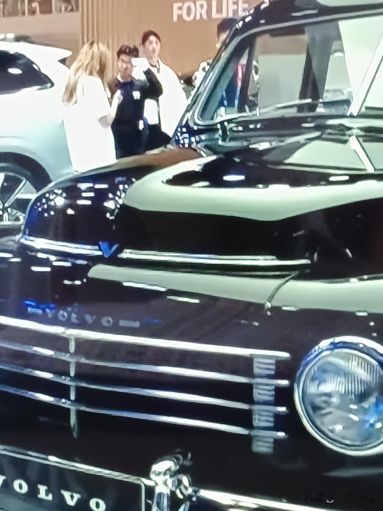 北京车展新车发布，造车新技术同步展出。
科技与绿色双轮驱动，造车新技术与新车同台