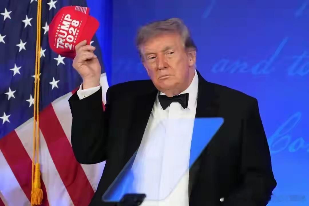 特朗普突然宣布：将第四次竞选总统！他头戴印有“特朗普2028”字样的小红帽称：我