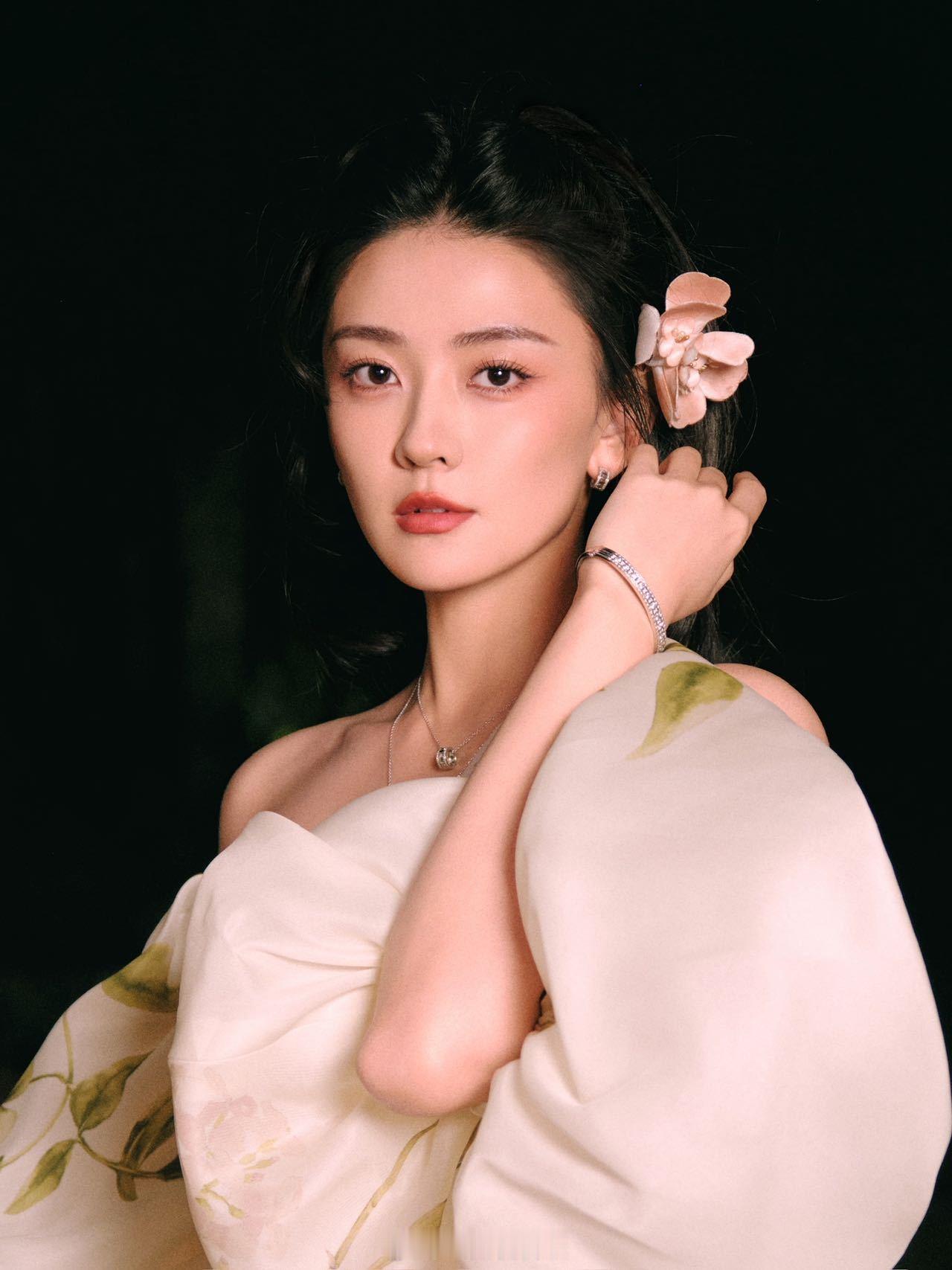 梁洁 花仙子  身着moniquelhuillier26SS现身爱奇艺尖叫之夜，