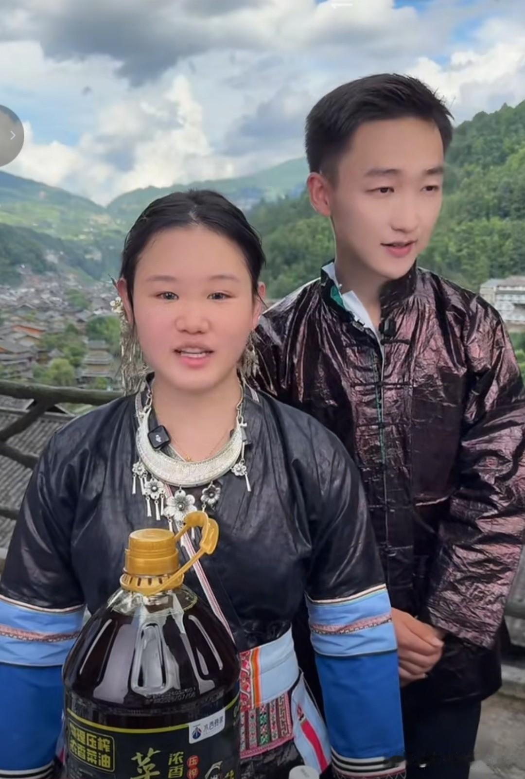 张家齐在贵州玩的好开心，真是工作旅游两不误！她在贵州这几天都像过年一样，热热闹闹