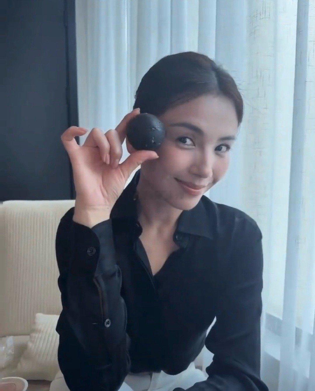 这女孩儿的面相跟涛姐还真的有几分相似，轮廓和神态特别像，难道是真的有什么说法嘛妈