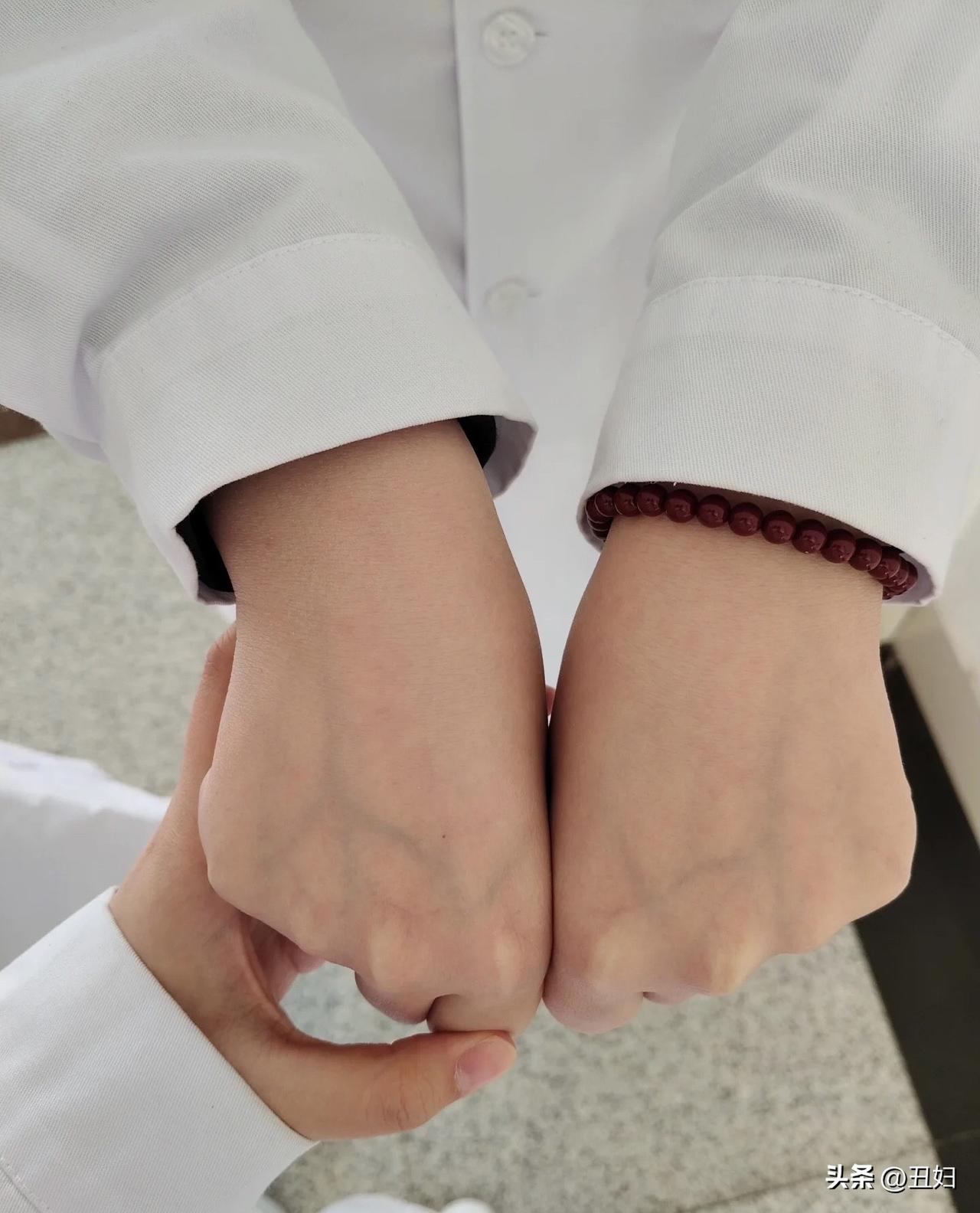 从医生的手来猜测科室还挺有意思。要是医生手上有细小的缝合痕迹，可能是外科医生，像