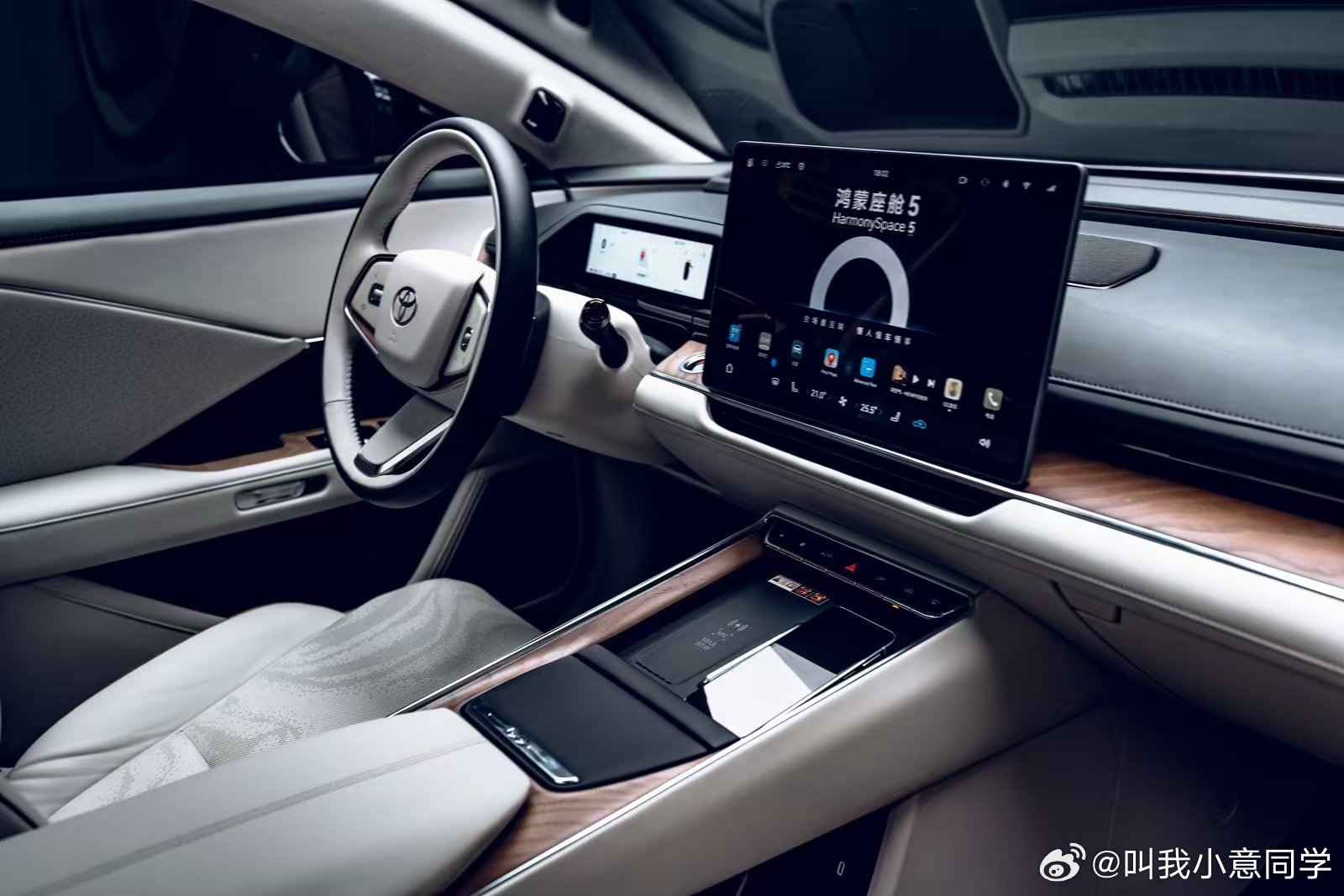 在小米SU7昨晚的各方友好互动中，我看到了些不一样的：在一众国产新能源中，广汽丰