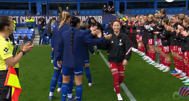 利物浦女足 开场合影真和谐 