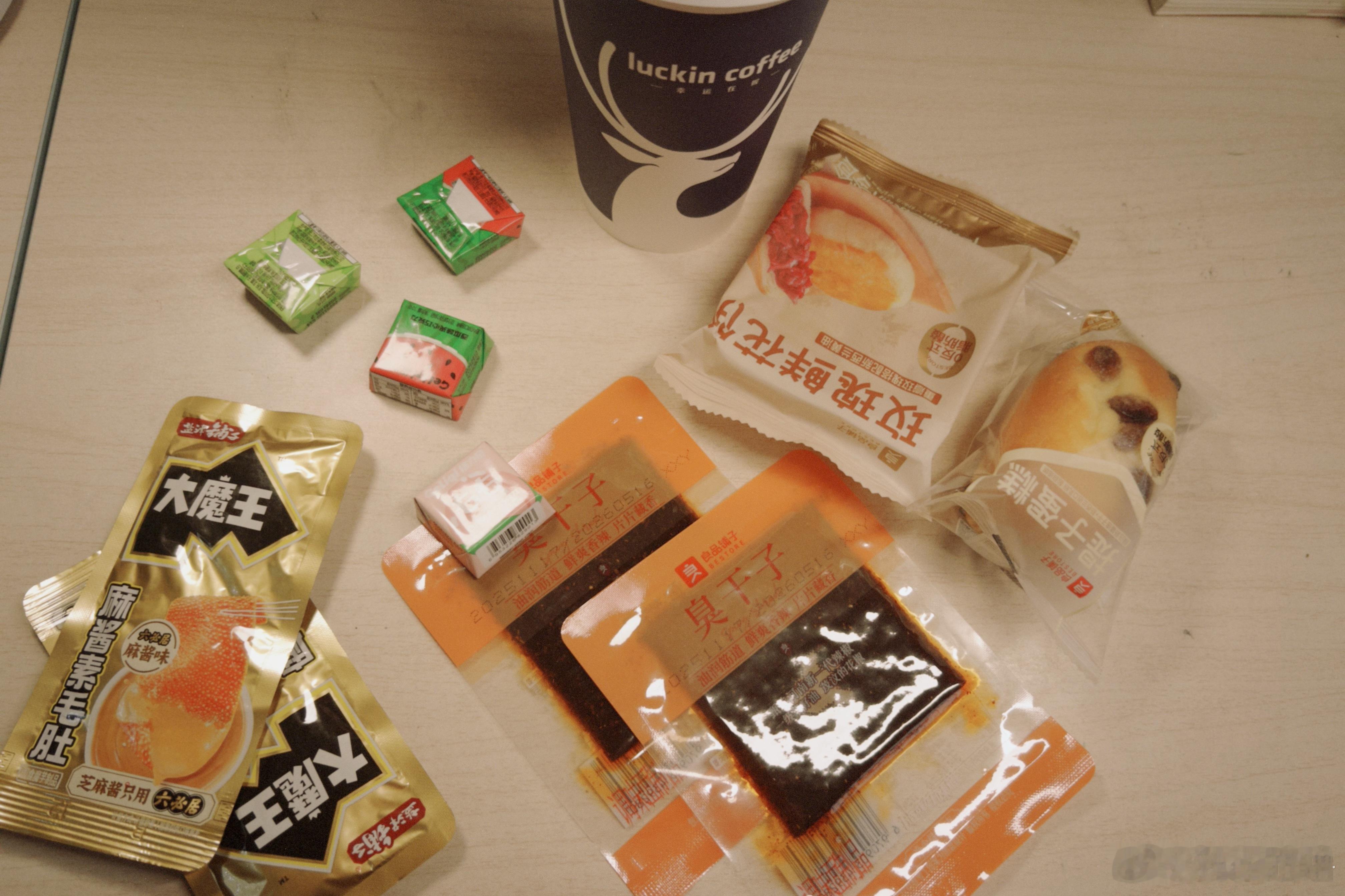 生活手记大姨妈第二天！是我最难受的一天！允许我摆烂一天！中午出去吃了隆江猪脚饭！