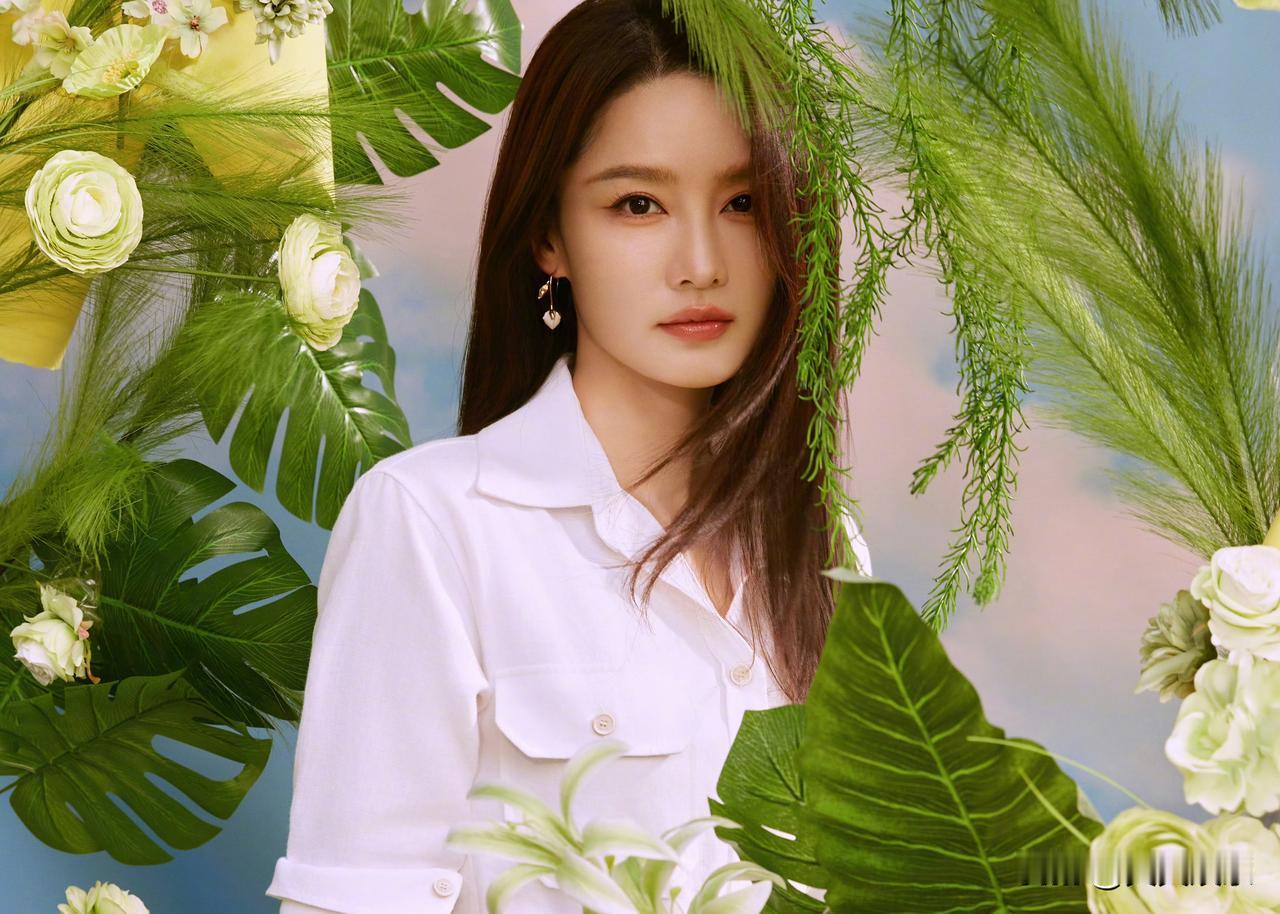 演员李沁凌晨
晒出游天门山美照
让人不禁一下就想起李白的
望天门山
唐李白
天门