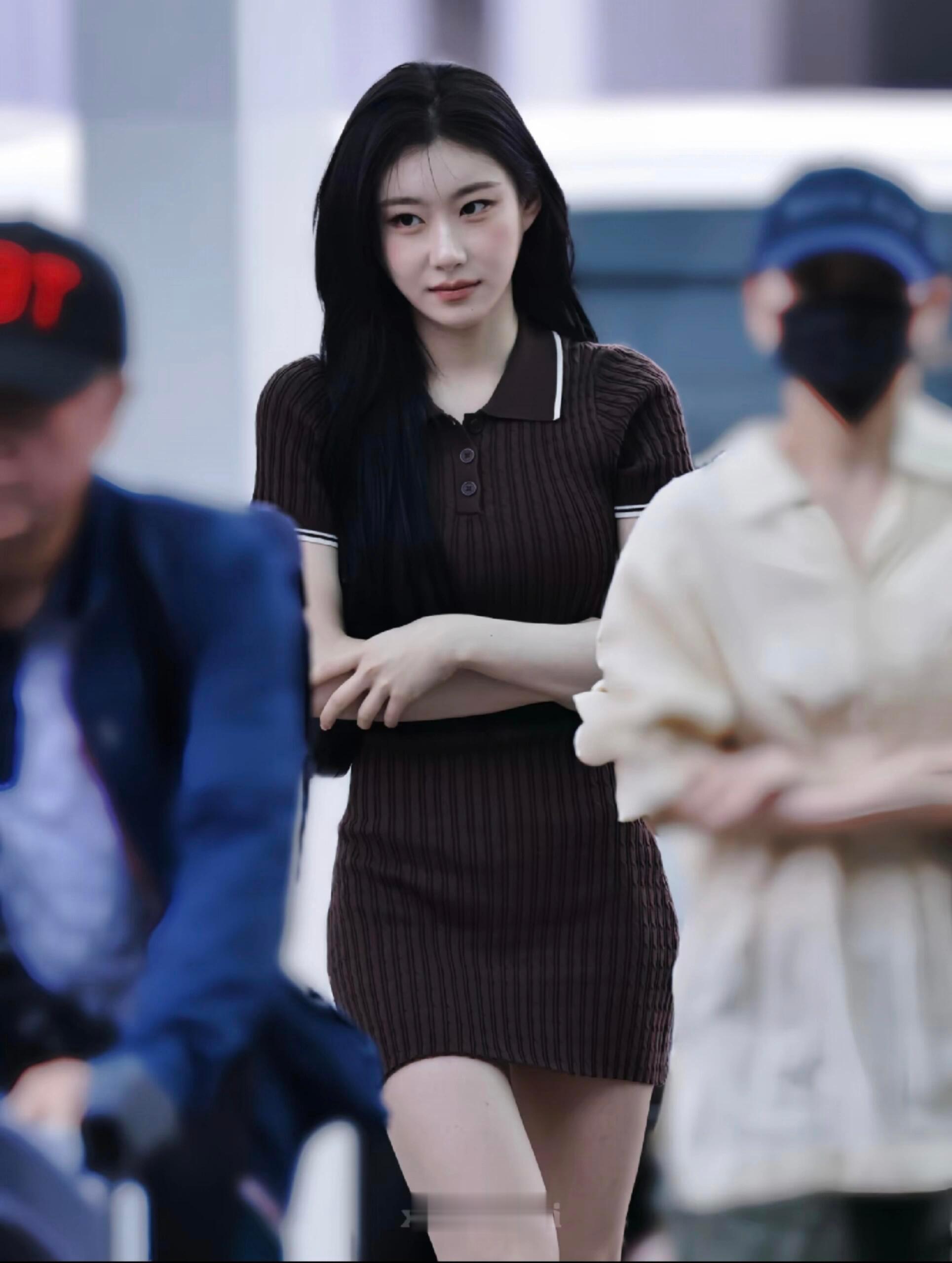 彩领和采源都穿过的一条小裙子 这条裙子有魔力 会显得人好纯欲～🤎 ​​​