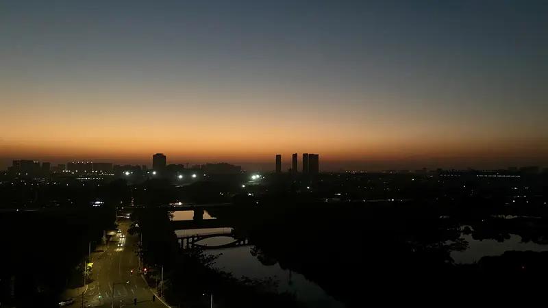 我完全能接受做个普通人。很多人觉得普通人的生活平淡无奇，可平淡也有平淡的美好。就