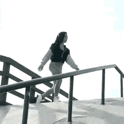 以为是好笑，
原来小丑是我。