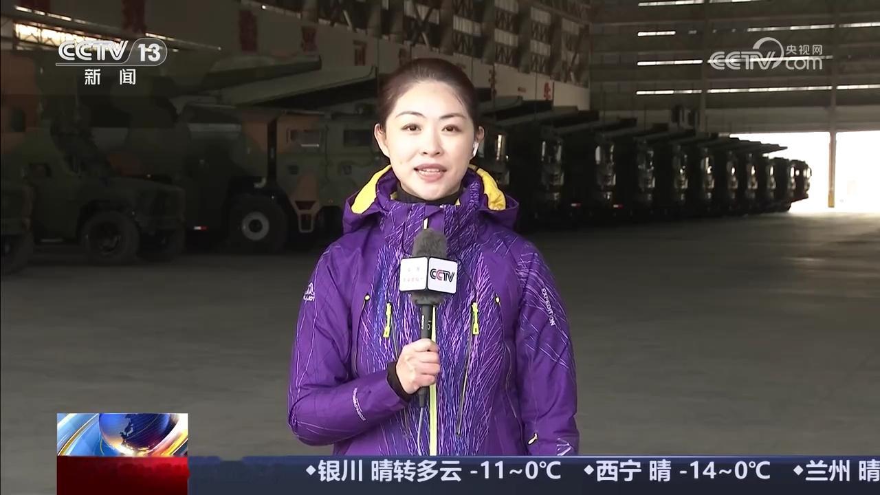 新年开训上成排的火箭军弹道导弹 这么多TEL发射车仅仅只是一个营 注意，这还是D