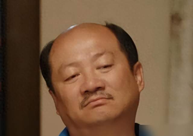 酸菜超标13万袋，家丑外扬赵本山下场，唐鉴军还能红多久？
