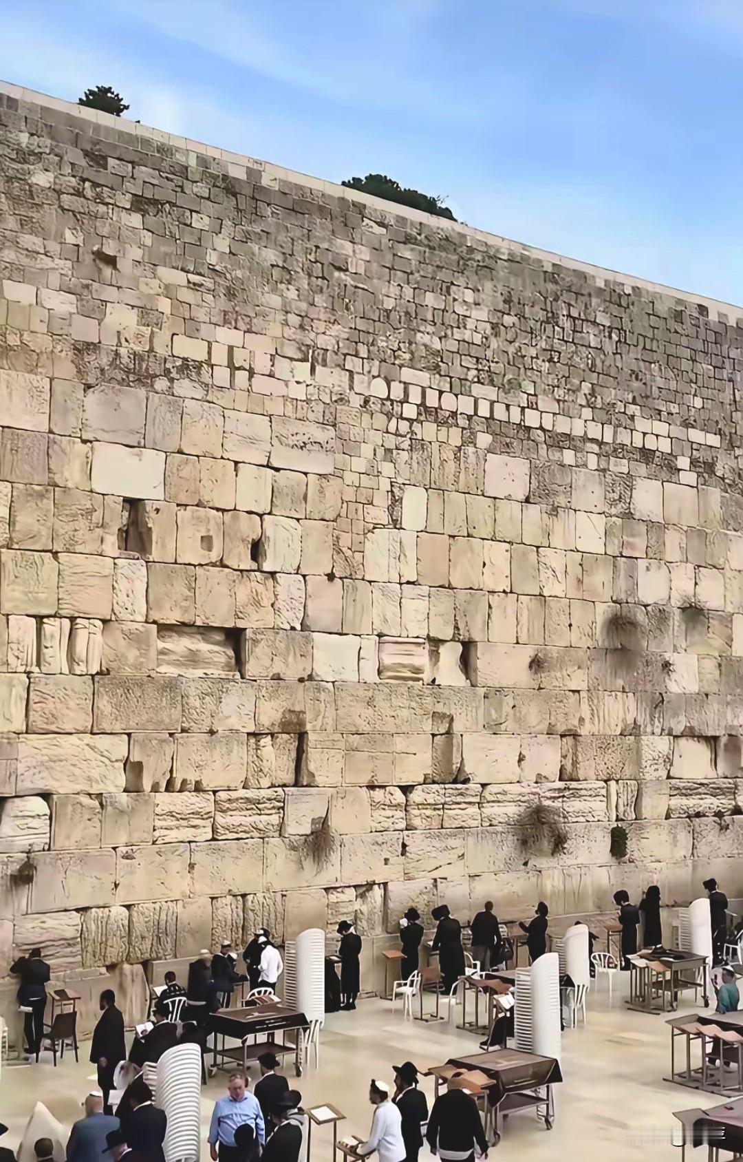 以色列哭墙又称西墙，建于公元前19年，是古犹太第二圣殿的残存护墙，也是犹太教最神