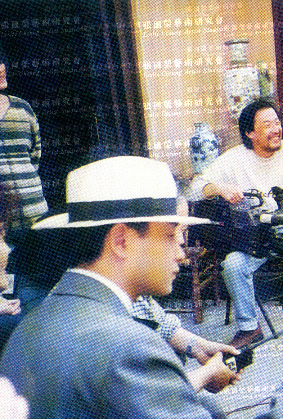 1995年5月23日，上海，张国荣 和陈凯歌在《风月》拍摄现场。（摄影：应红） 