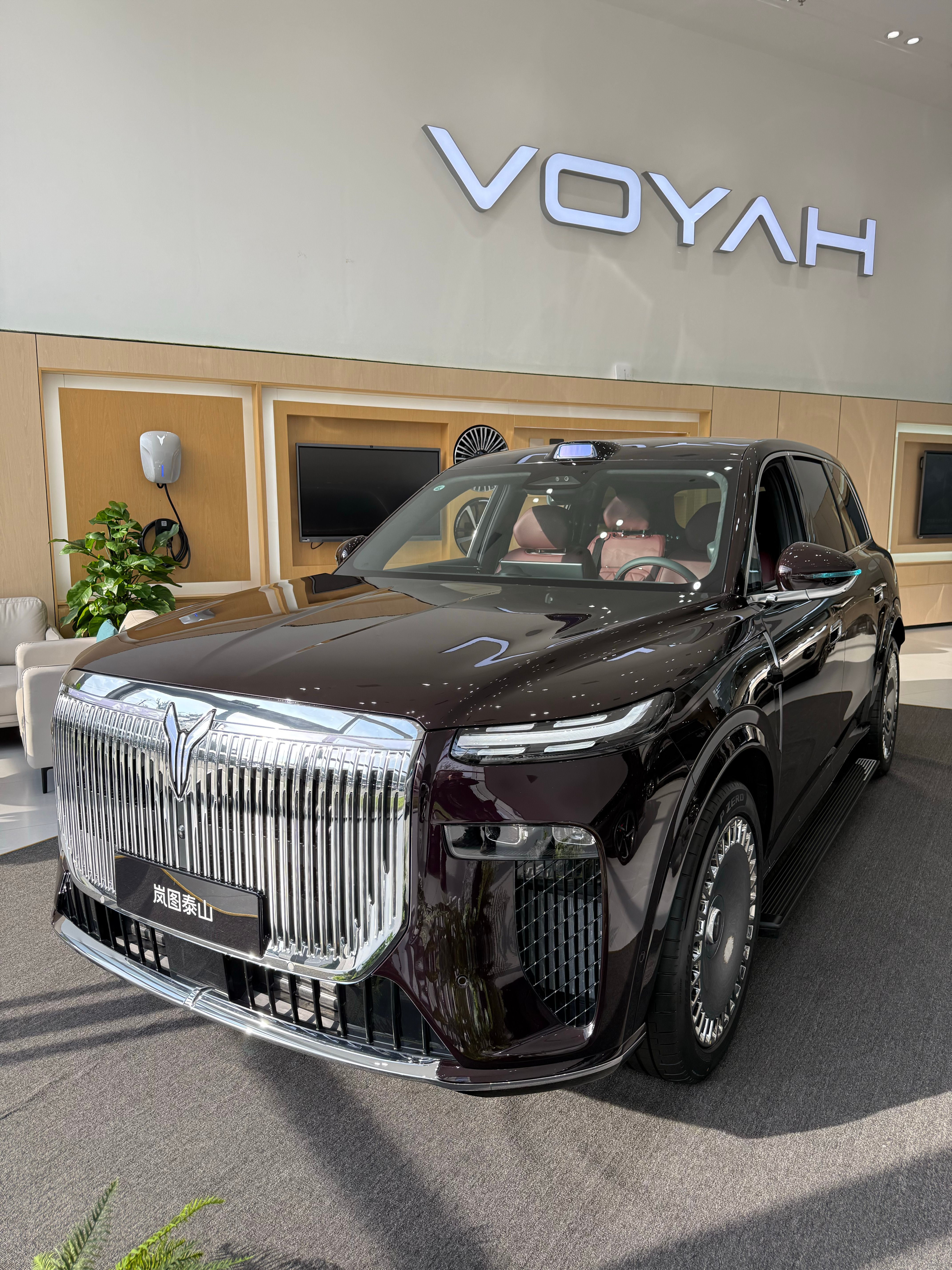 岚图泰山号称“华系旗舰”这个外观是挺气派 