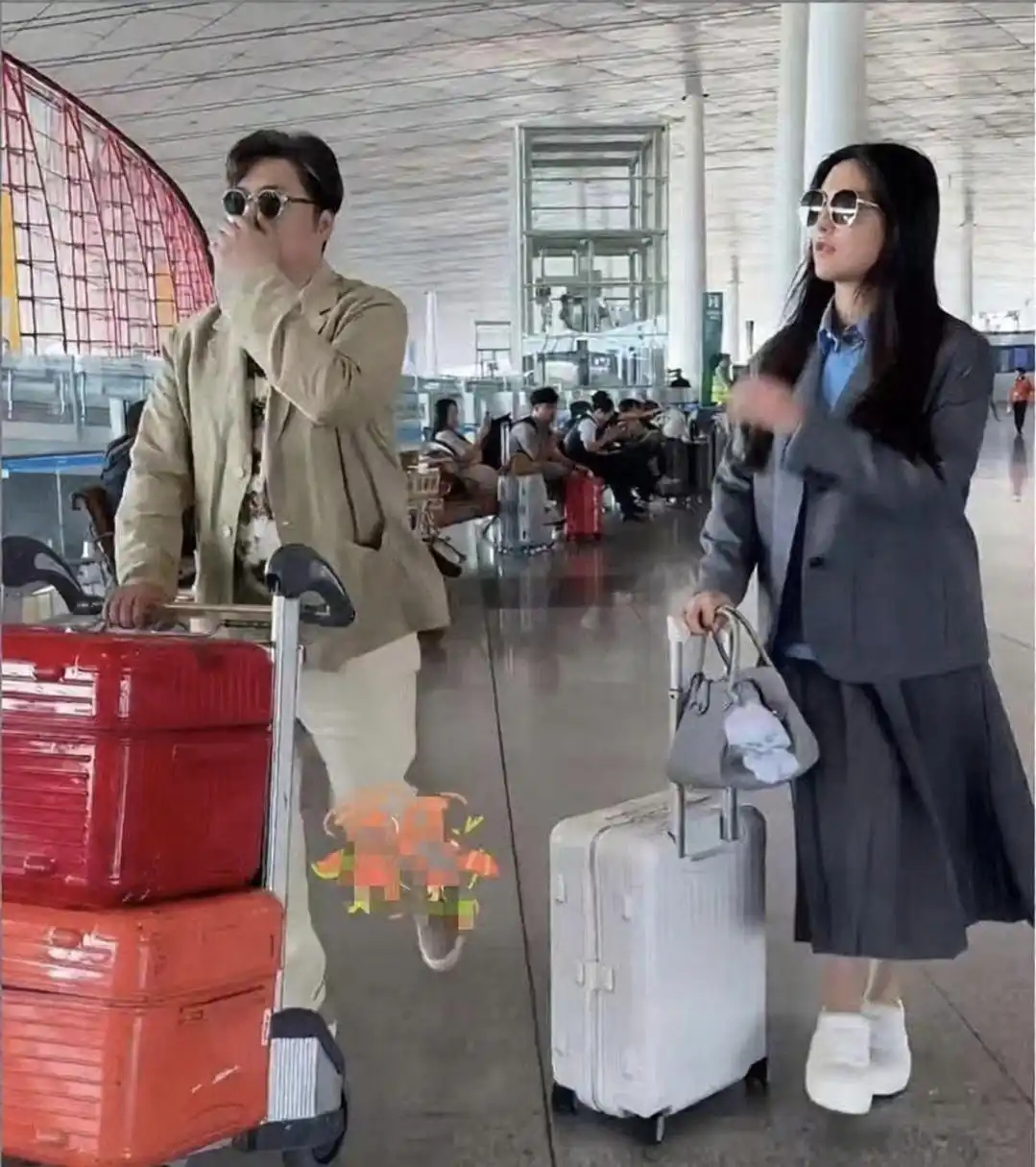 北京机场偶遇王岳伦父女送机返校：三个行李箱装满，瘦成名媛的王诗龄变化有多夸张？ 