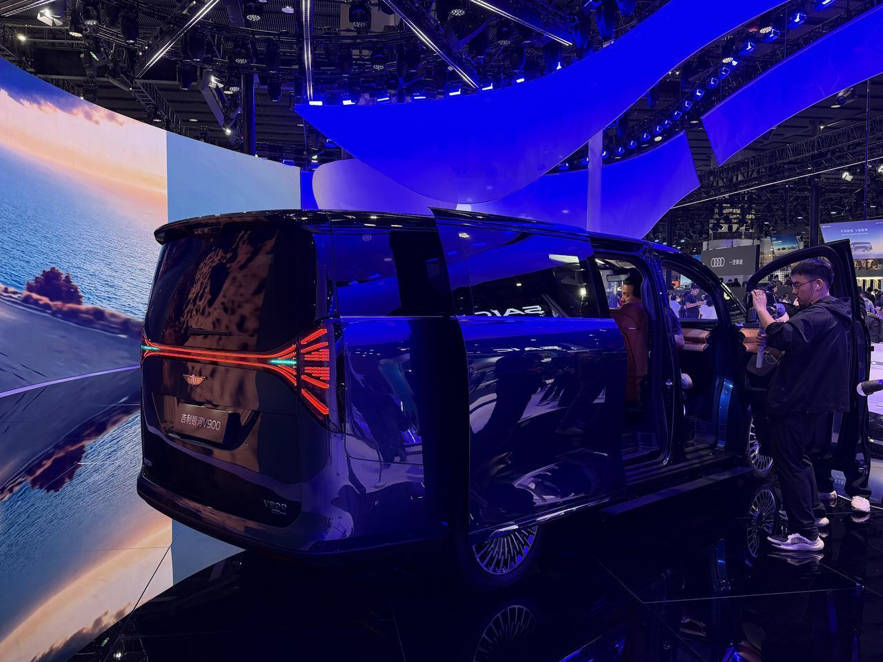 2025年11月21日，吉利银河首款旗舰MPV——超级AI增程吉利银河V900在