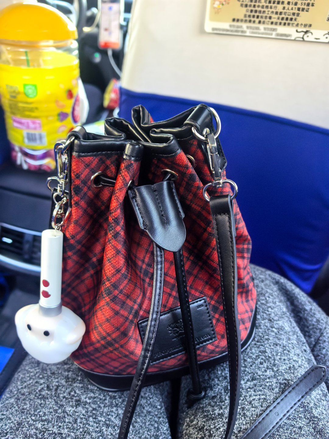 易烊千玺水桶包实物真的超美超有质感啊！谁能想到才五十多块钱 