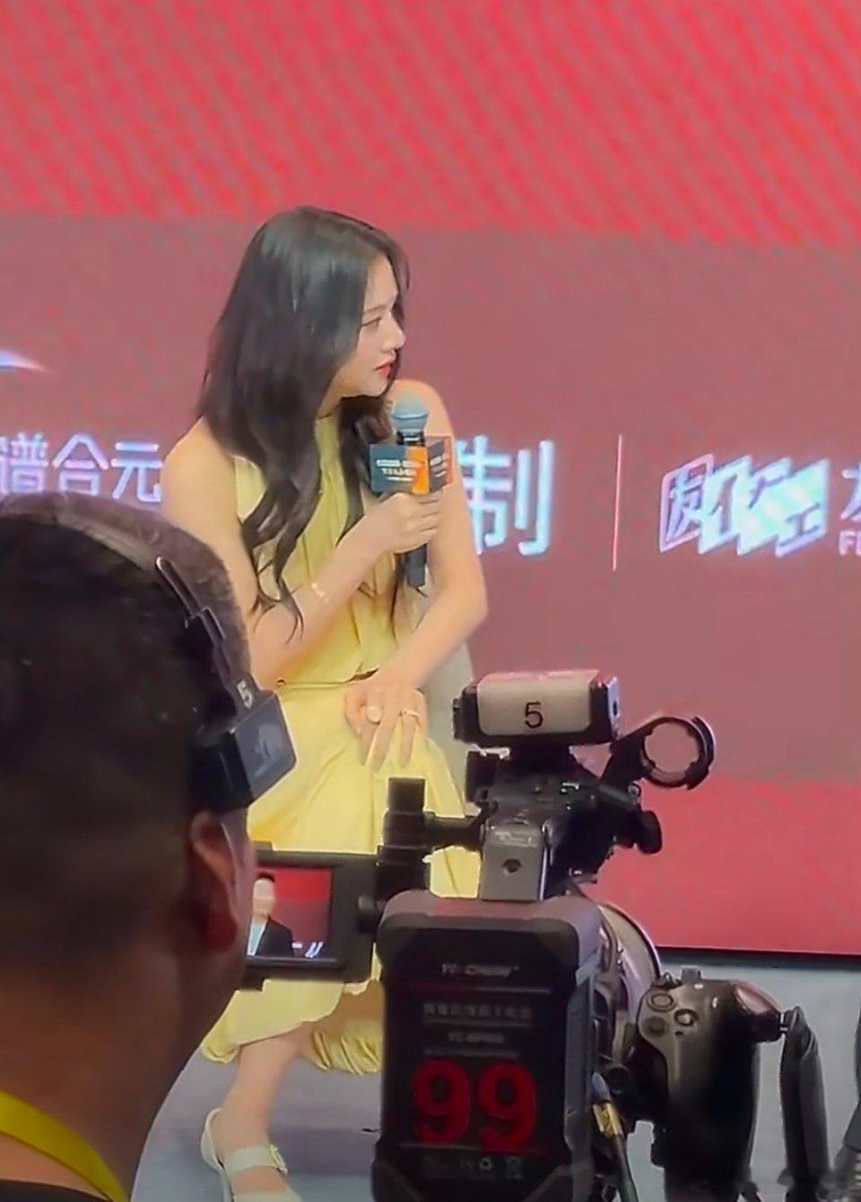 任敏被粉丝催着减肥这也不胖啊，看手臂还是很细。可能只是因为是圆脸。 