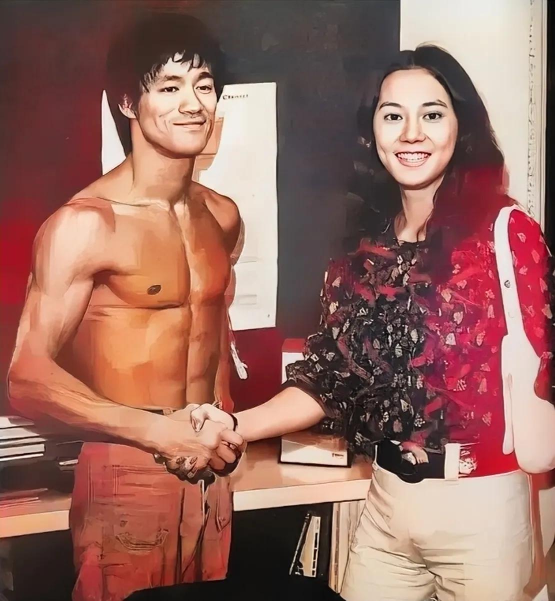 70年代初，李小龙和一个漂亮的女孩，站在一起，他们面对摄像师的镜头时，女孩的脸上