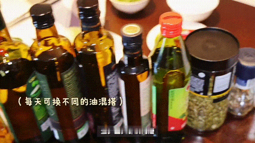 关晓彤的蘸料蘸鞋底都好吃真的被这个蘸料梗笑到，关晓彤分享的料汁看着就很有食欲，没