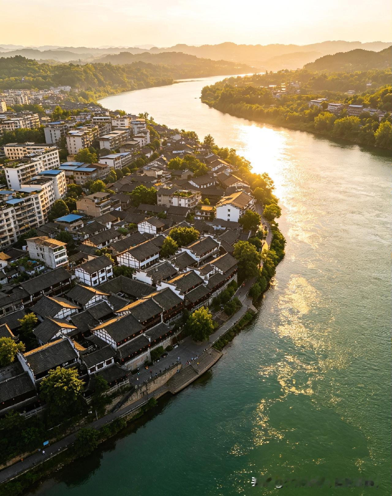 南充：两千载文脉绵延，一座被岁月厚爱的川北古城
 
嘉陵江水悠悠流淌，滋养着川北