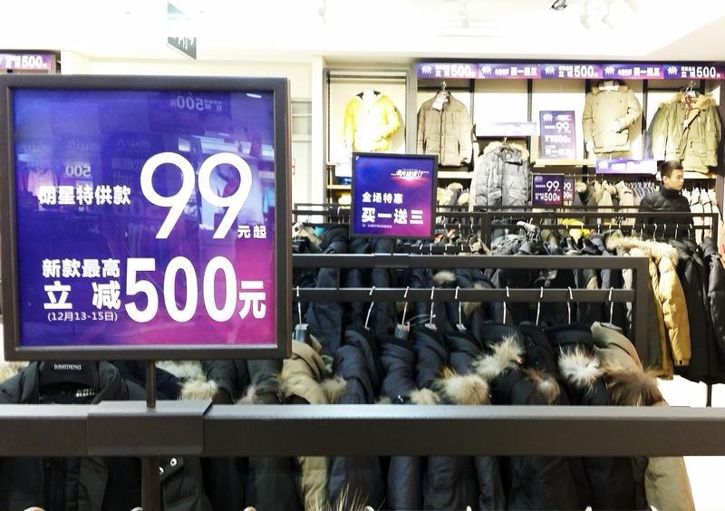 现在的商家为了降低退货率，那真是各出奇招。江苏常州一家男装店用烟灰缸等实用物品当