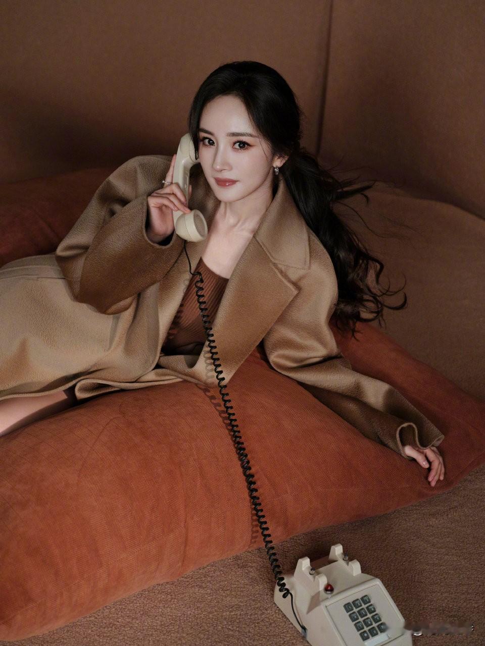 杨幂复古风格照片。氛围感满满！