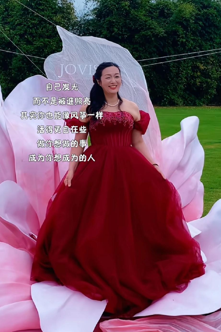 这还是许建华吗？穿着露肩的红色礼服，画着浓浓的妆容，打扮的非常时尚，在大妹和海军