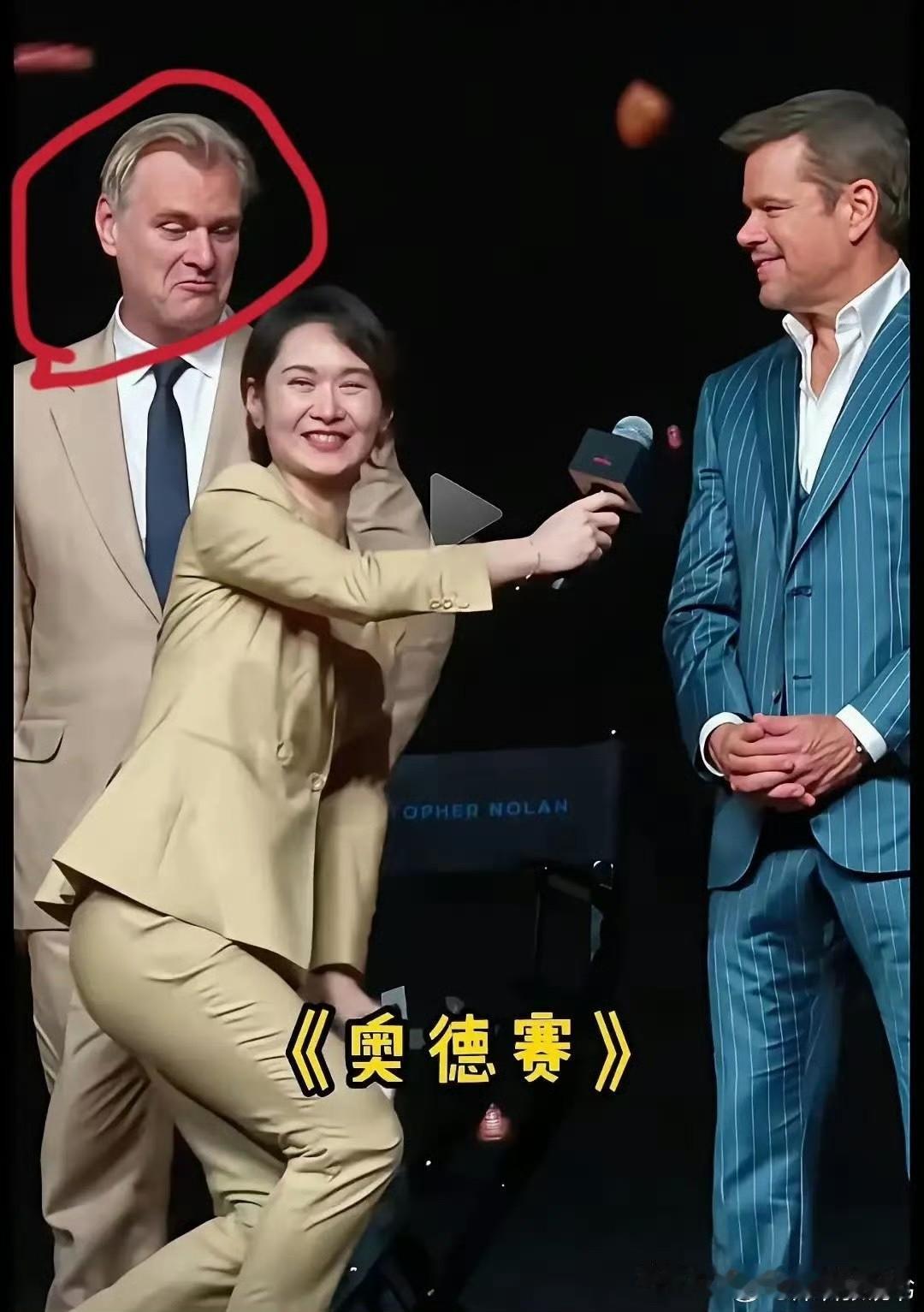 难怪炸圈了！
看看这个外国人，“不屑、诧异”的样子！
“卑躬屈膝”，连洋人都瞧不