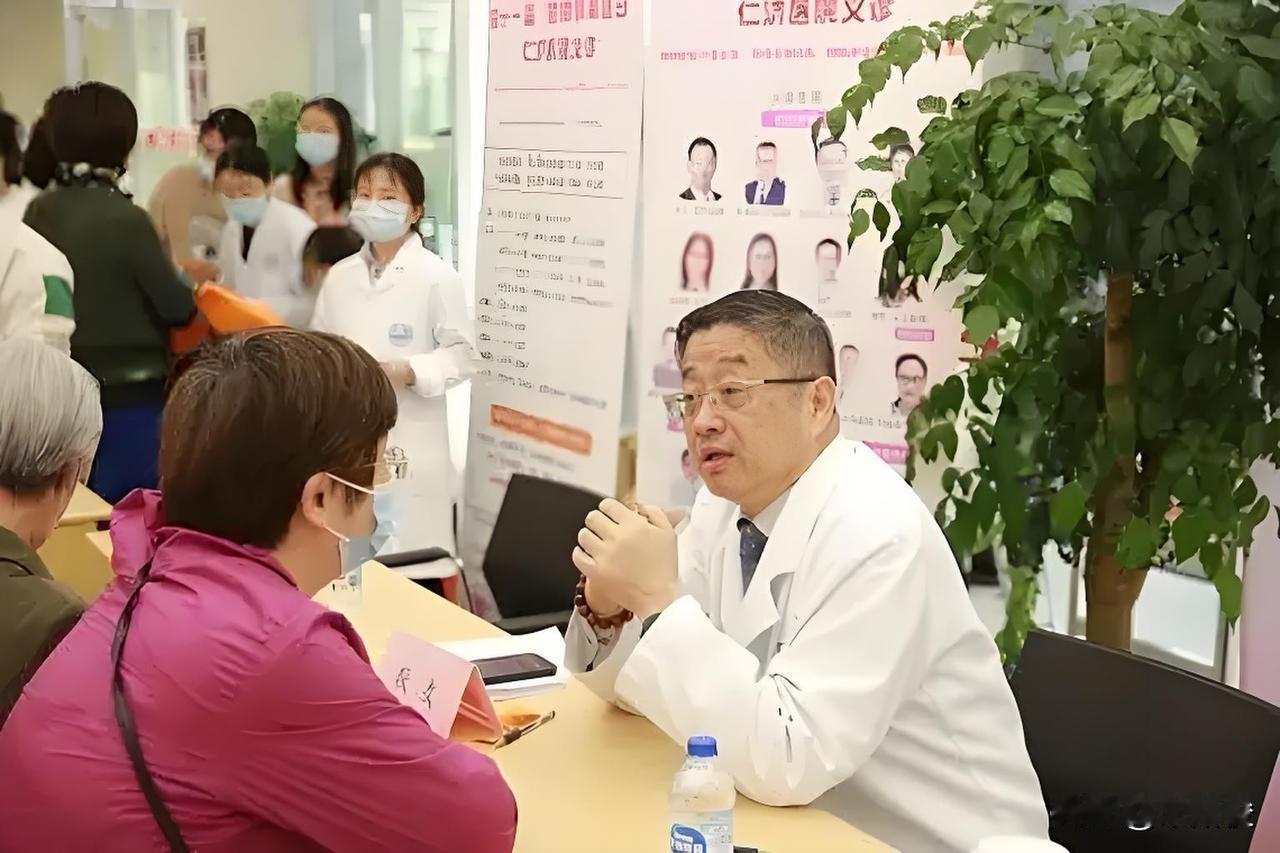 狄文教授是我国知名妇产科领域的专家，长期从事妇产科临床与基础研究，尤其在妇科恶性