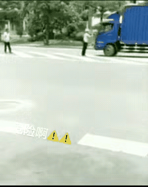 一般来讲，警察和司机的关系就像猫和老鼠，老鼠怕猫，见到猫唯唯诺诺，点头哈腰。
