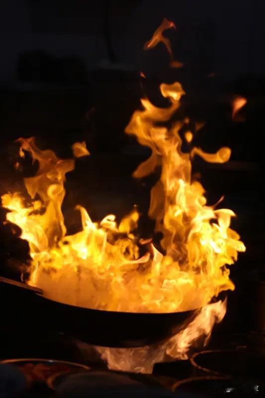 去饭店吃饭，正跟朋友聊得欢呢，突然感觉周围安静下来，一抬头，好家伙，一个厨师端着