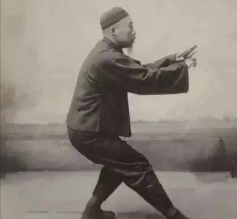 练拳不练腰，到老艺不高——“腾龙筋”。







练了八年太极拳的张师傅，总