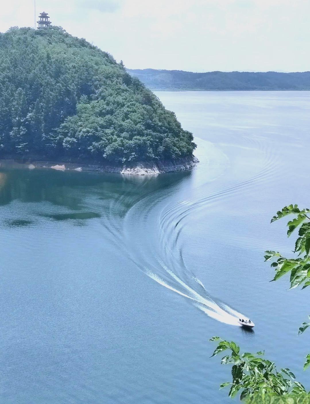 纱窗恨 · 再游萨尔浒

来寻故地春将暮。柳丝柔。杏花初放关山树。醉双眸。
  