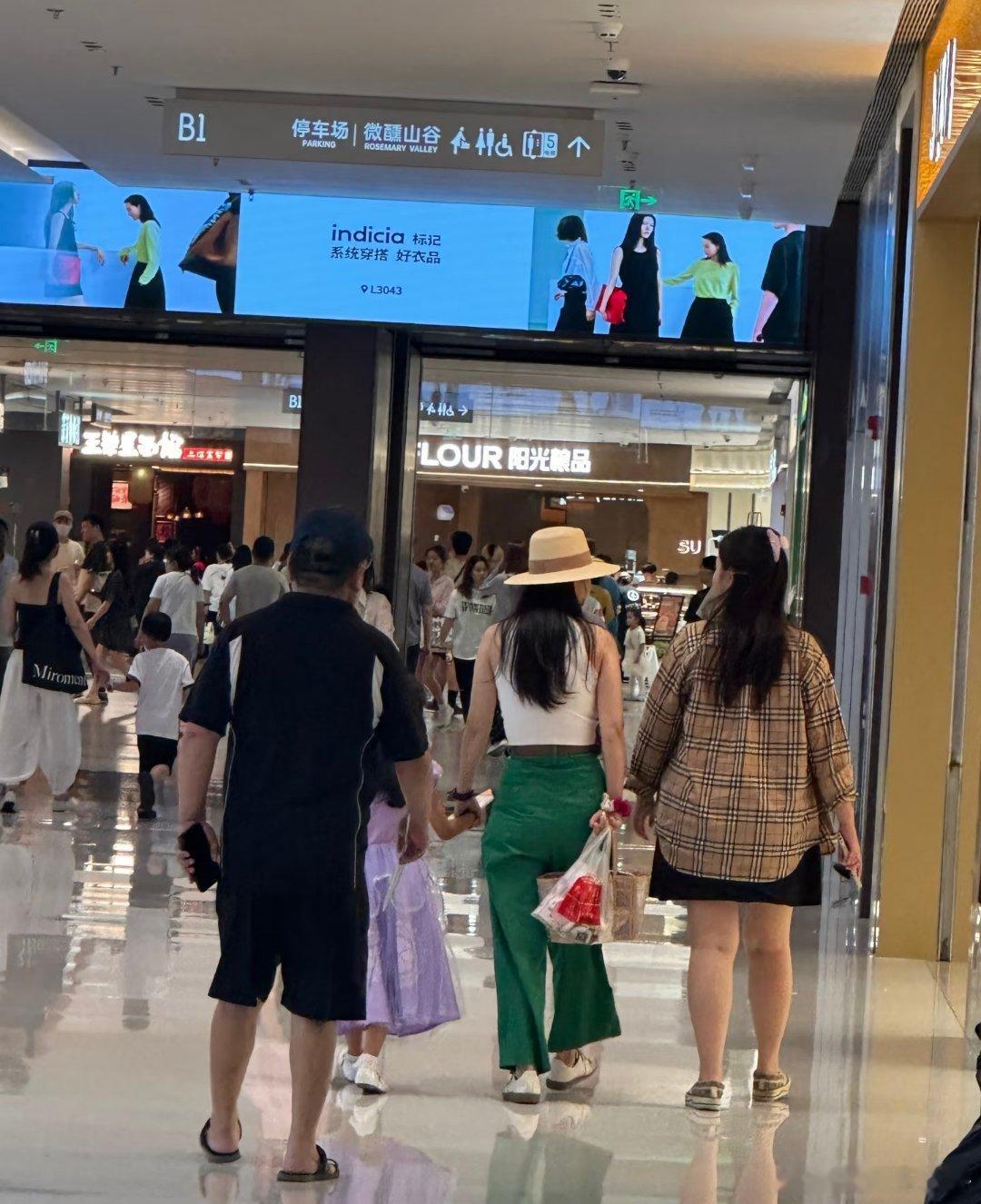 武汉偶遇吴倩和女儿逛街吴倩女儿到底有多漂亮 网友武汉逛街偶遇吴倩和女儿，所有见过