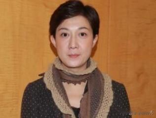 原来成龙压根没提过鉴定，是她自己决定生自己养，从头到尾没打算拉男方进场。可那个被