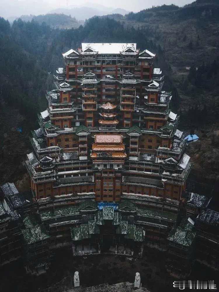 天下第一水司楼，据说这是最牛的烂尾楼，你们看气派不？ ​​​