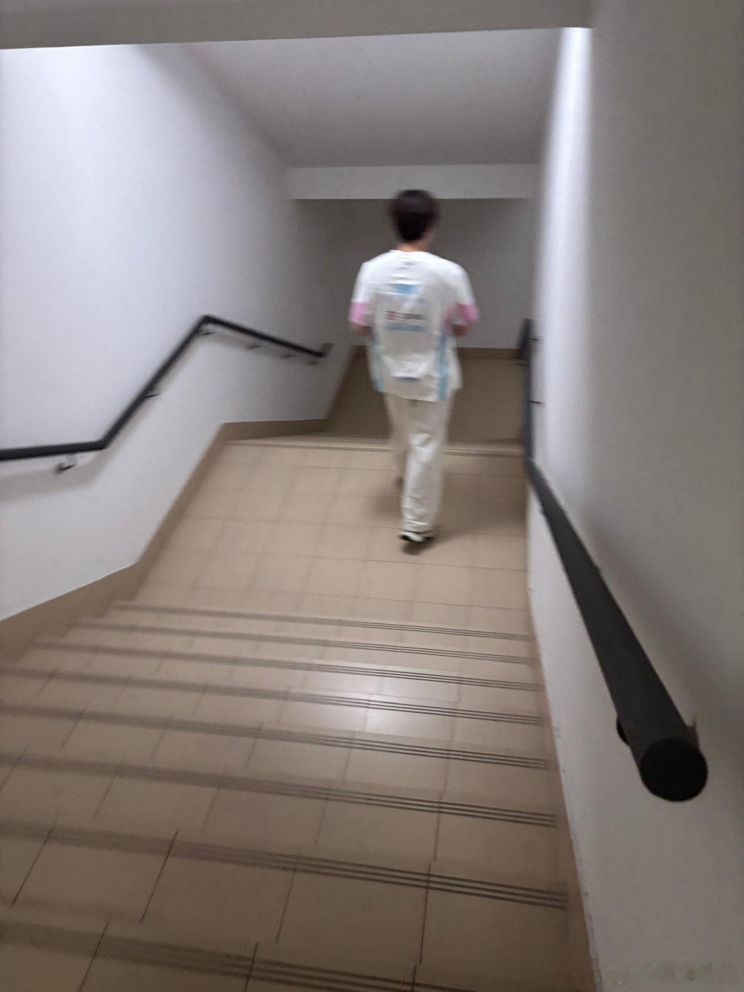 分享二三事：最近的二三事来啦！长腿Bin哥的下楼方式：两个台阶一起跨赛后大家准备