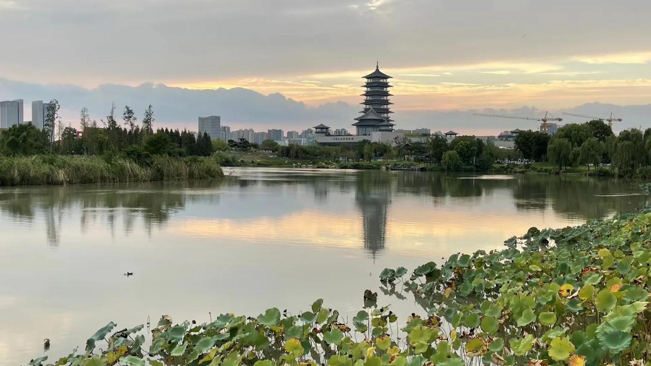 夕阳余晖，湖畔如画。