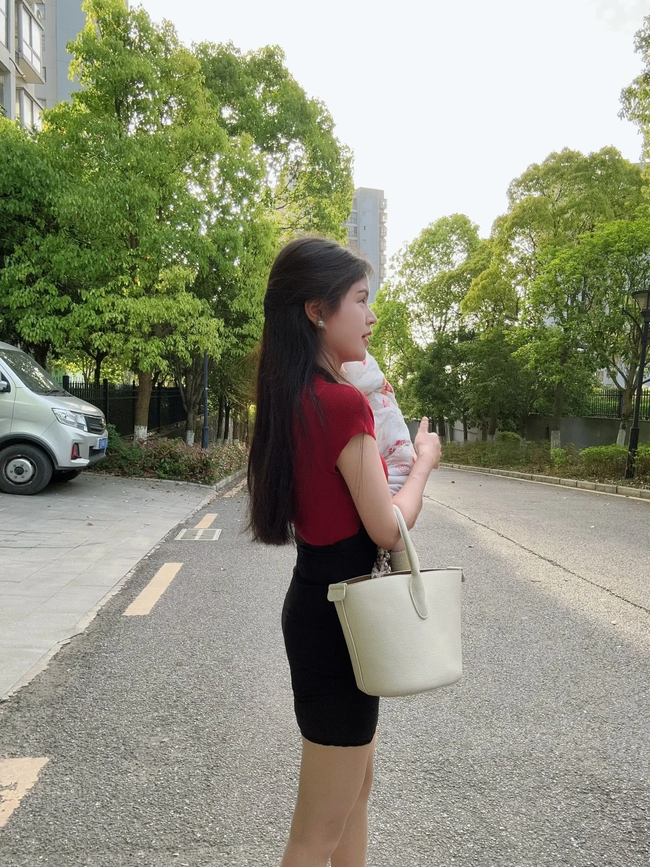 状态不好的时候，强迫自己穿漂亮衣服，画画淡妆，多出门，多走动，见很多不...