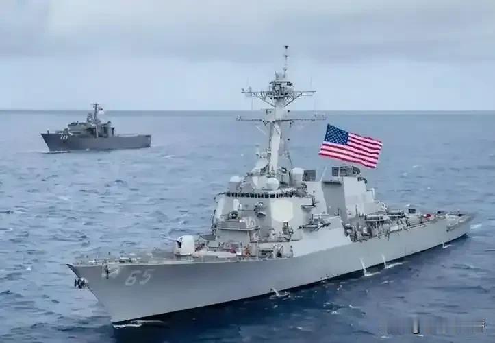 据美媒2月12日消息，美国海军两艘舰船11日在加勒比海补给时相撞了。“阿利·伯克