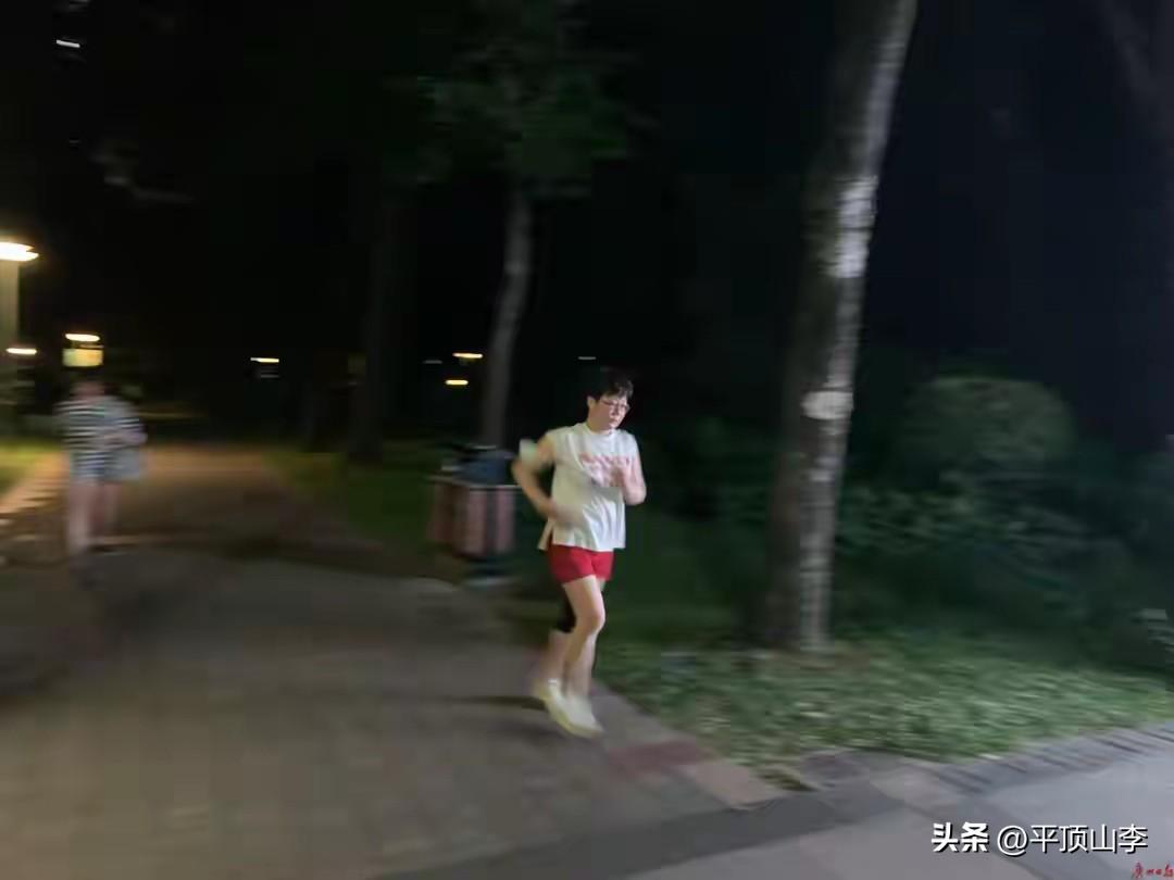 夜幕降临，我换上跑鞋，沿着熟悉的小路走进公园。

路灯已经亮起，橘黄色的光温柔地